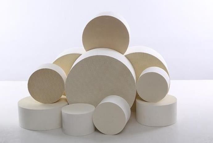 Hỗ trợ chất xúc tác tổ ong gốm MgO Al2O3 SiO2 trong tất cả các phương tiện trên đường địa hình Máy móc